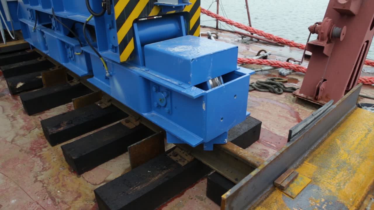 갑판에 있는 선박에 탑재된 리프팅 장비