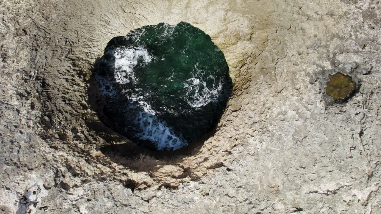 curacao, westpunt의 watamula 구멍 위의 공중 하향식 궤도