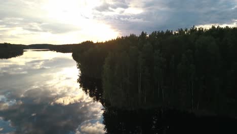 Una-Hermosa-Toma-Aérea-De-Una-Puesta-De-Sol-En-Finlandia