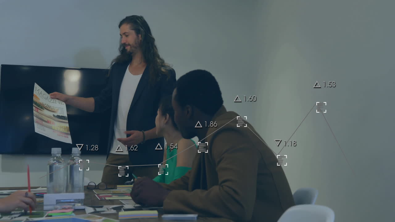 animación del procesamiento de datos sobre diversas personas de negocios en la oficina