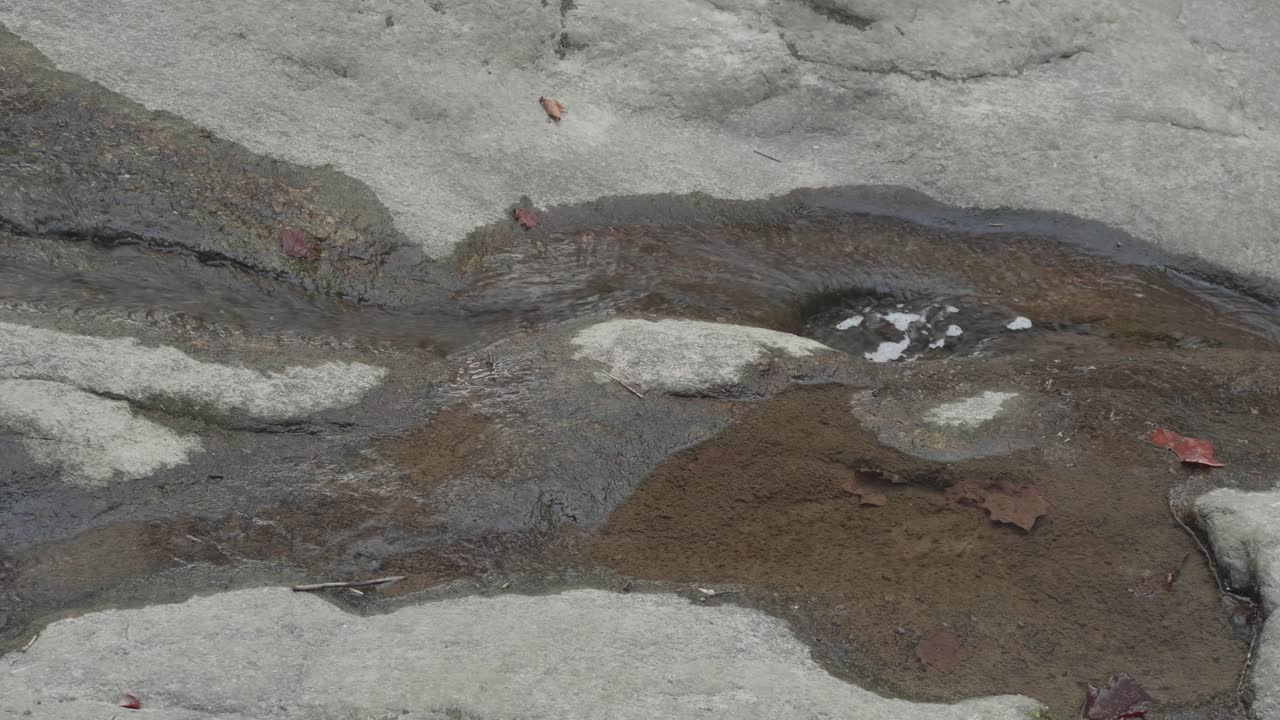 agua que fluye sobre grandes piedras, wissahickon creek, filadelfia