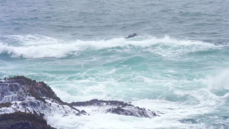 Meereswellen-Krachen-An-Der-Felsigen-Küste-Des-Strandes-In-Mendocino,-Kalifornien