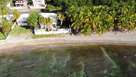 Disparo-De-Un-Dron-Mientras-Volaba-Sobre-Una-Playa-En-La-Parte-Sureste-De-Puerto-Rico