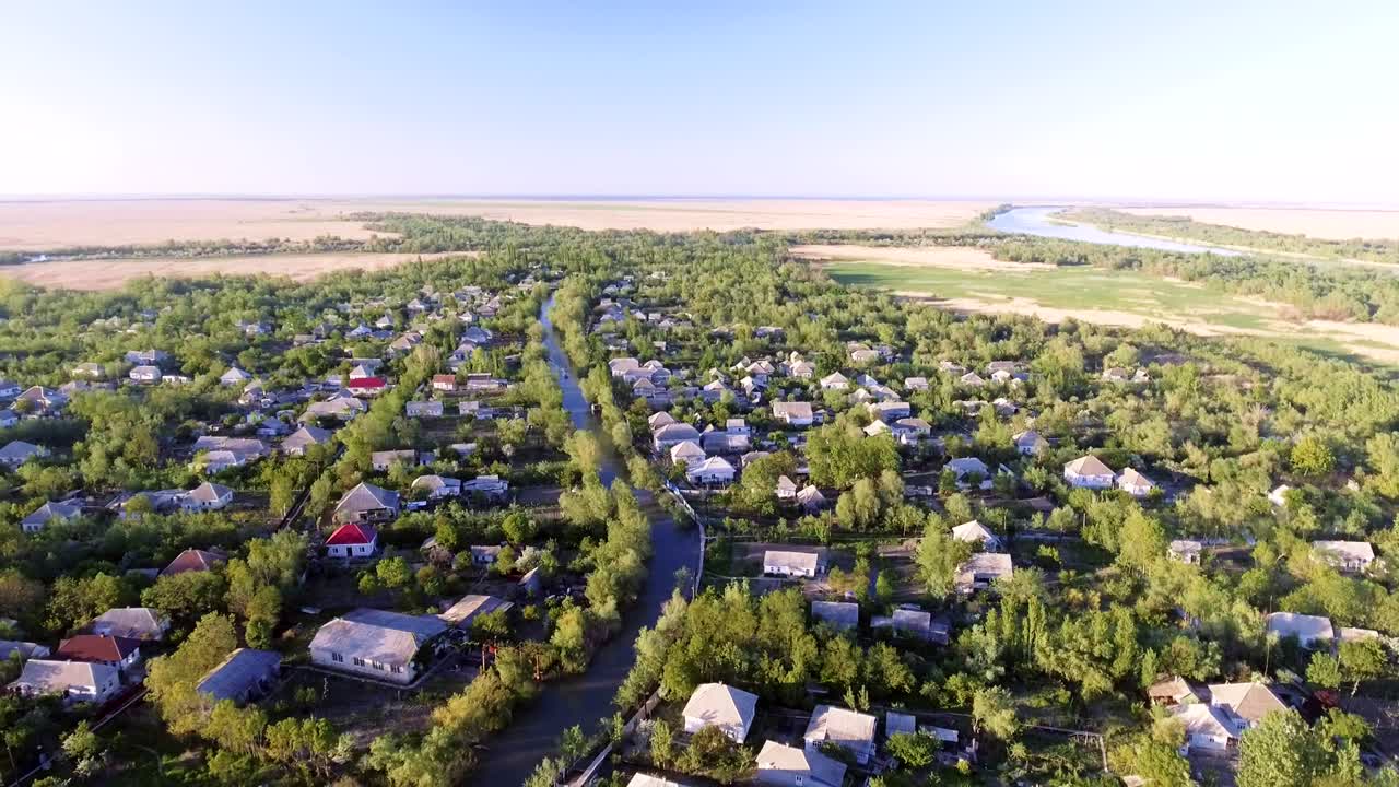 la ciudad de vilkovo, región de odessa, ucrania, vista aérea en horario de verano.