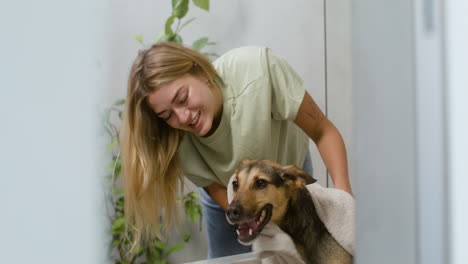 mujer y perro en la bañera