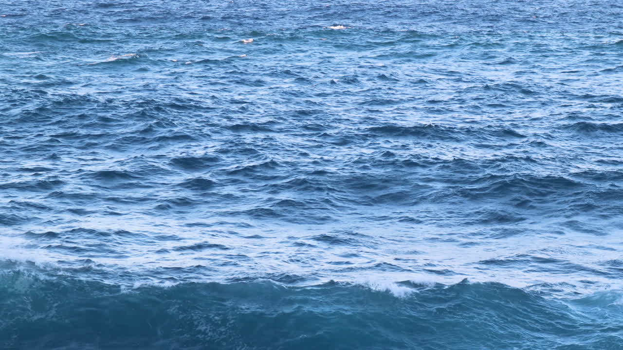 マルタのオープンウォーターでの4kの青い波