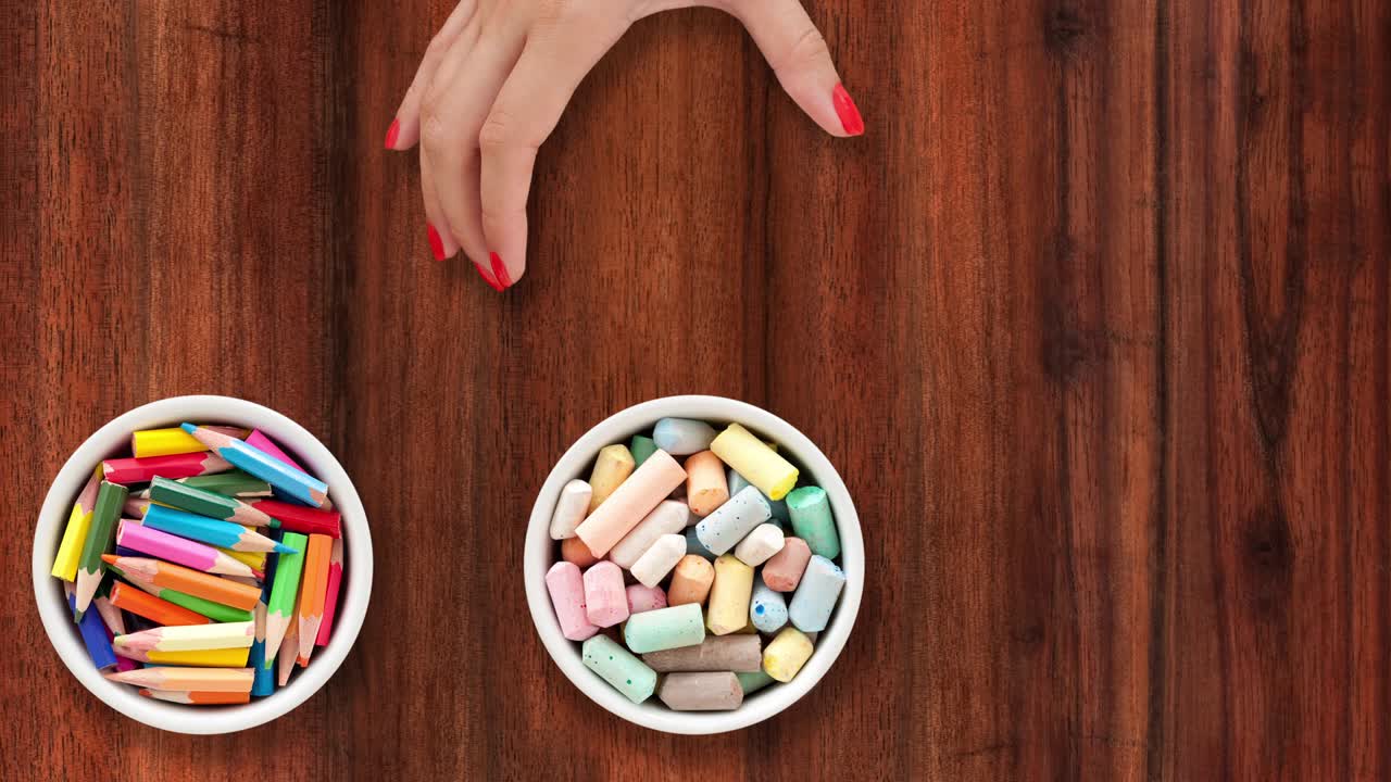 ofreciendo instrumentos de escritura