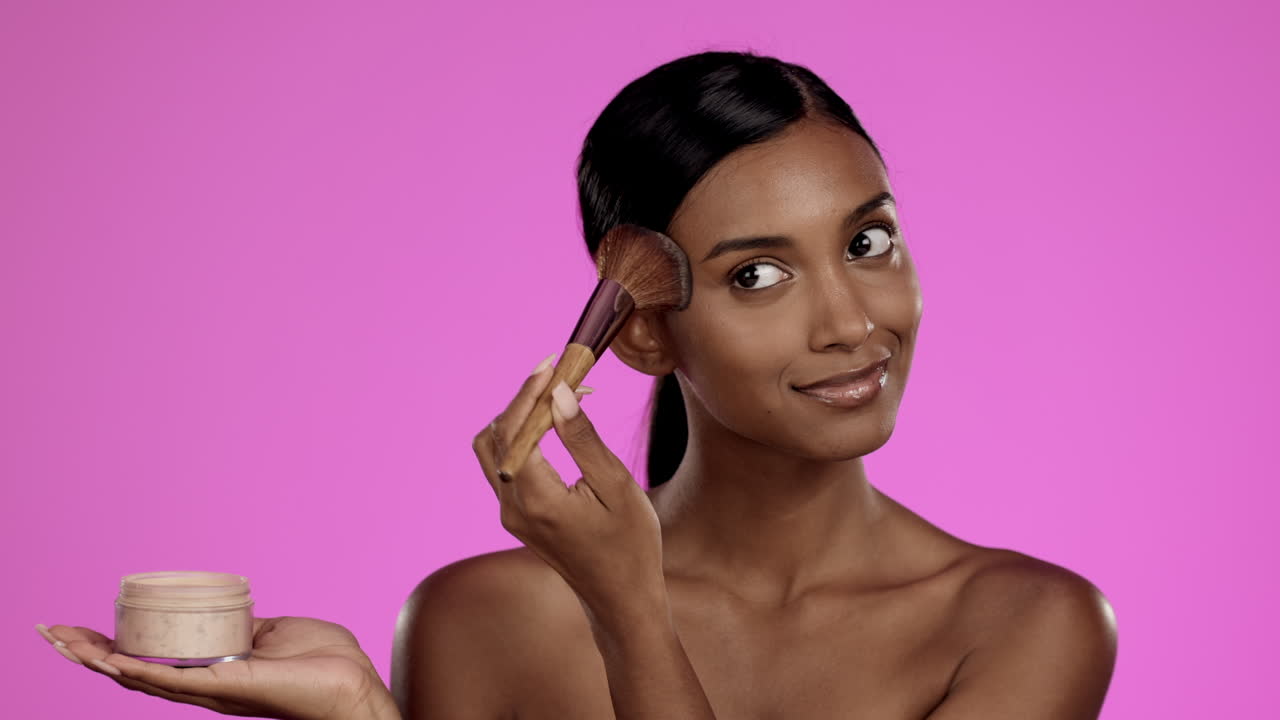 cosméticos, maquillaje y mujer india con pincel