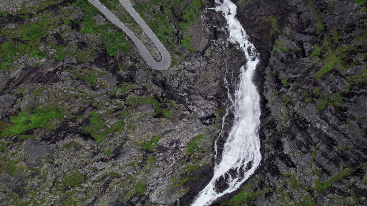 fotografía aérea de arriba hacia abajo de la cascada de trollfossen que cae en cascada por un acantilado en el río tverelva en noruega