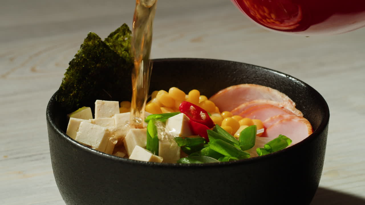 맛있는 토푸 라멘과 옥수수와 돼지고기