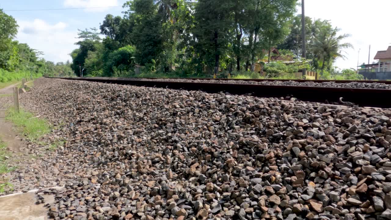 초록색 을 가로지르는 비석을 베개로 사용하는 열차 트랙