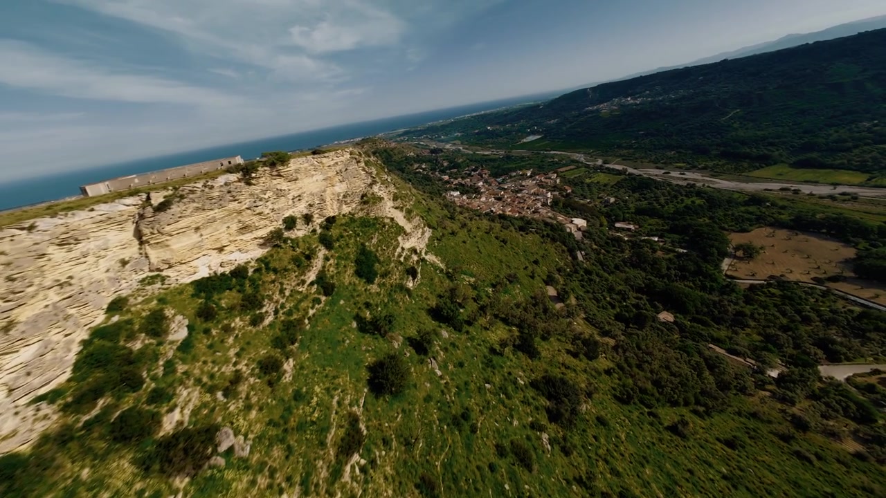 Kayalık tepe ve bitki örtüsünün havadan görünümü