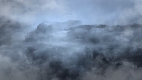 acercándose, fondo oscuro de nubes de tormenta