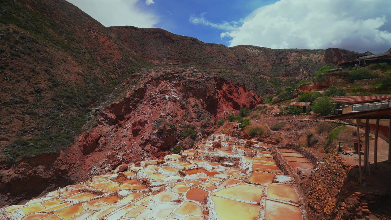 Saline di Maras, terrazzamenti paesaggistici, Perù, Valle Sacra, regione di Cusco, Salineras de Maras, stagione delle piogge, cielo blu soleggiato, Ande peruviane, Monte Patacancha, Moray, Chicón, Ancopacha, Ollantaytambo, statico.