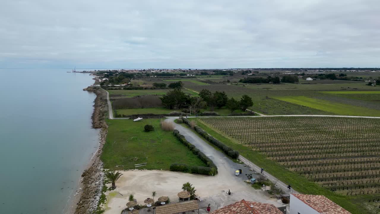 la gente anda en bicicleta cerca de las tierras de cultivo en el pueblo de loix en la isla de île de ré en el oeste de francia, tiro aéreo