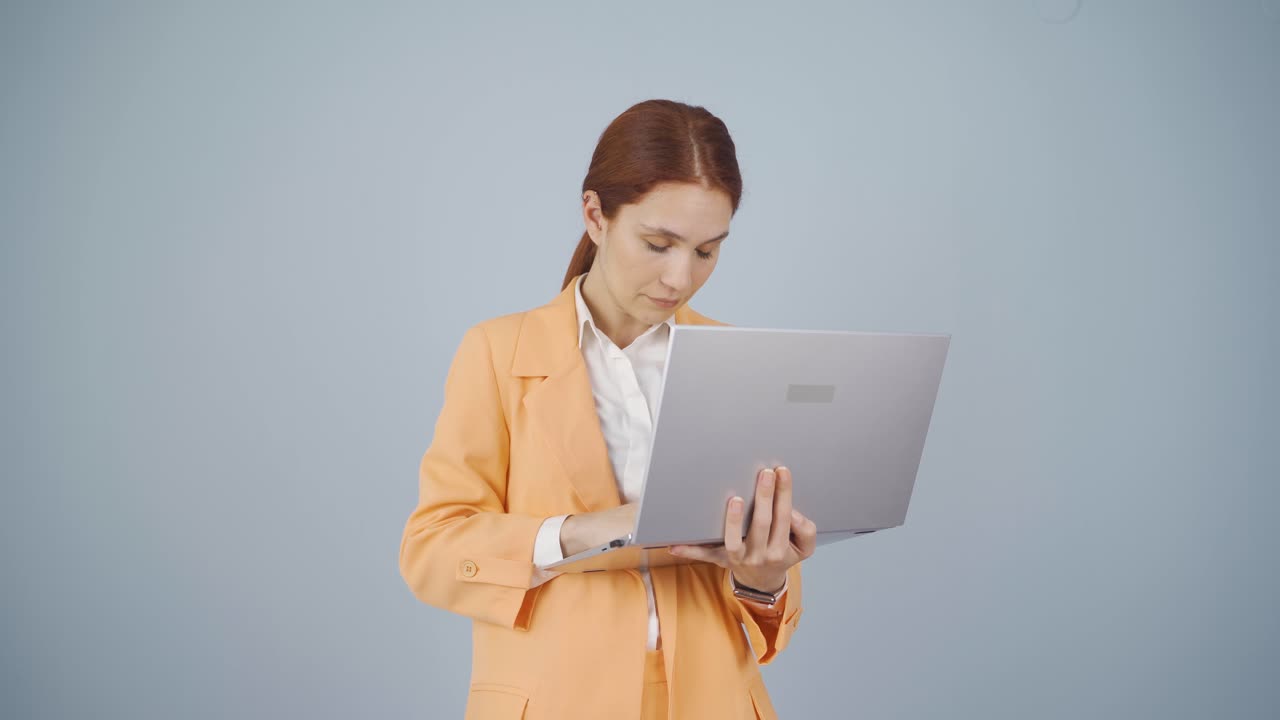 una mujer de negocios cansada quedándose dormida en la computadora portátil.