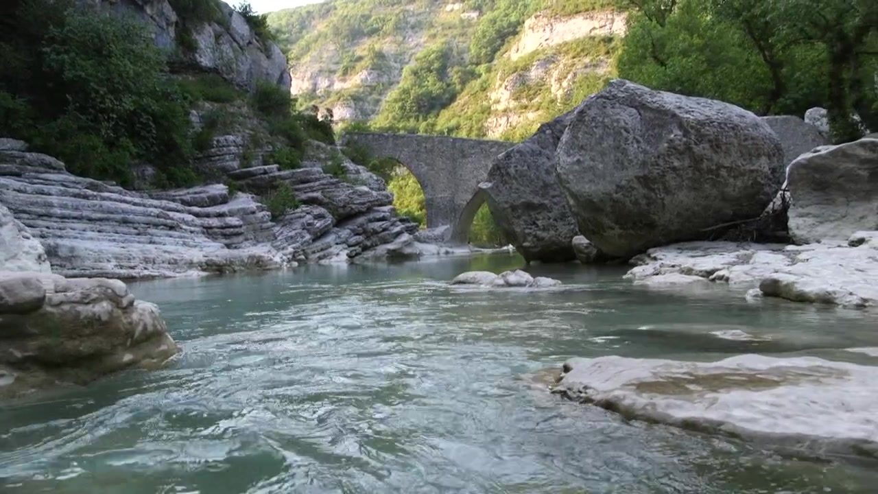 Scorrendo sopra le acque del fiume Méouge