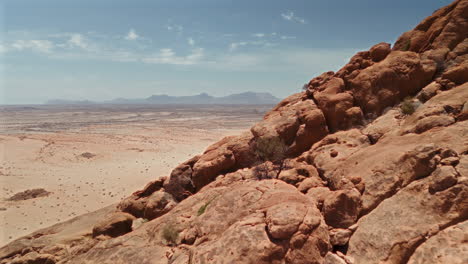 paisaje desértico con formaciones rocosas rojas