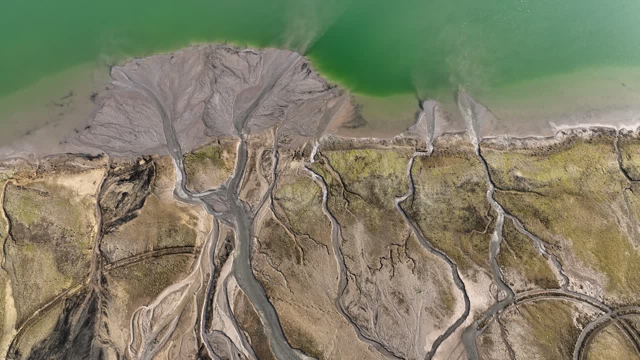 vista aérea de arriba hacia abajo de la impresionante formación geológica en el lago de agua verde de konin, polonia.