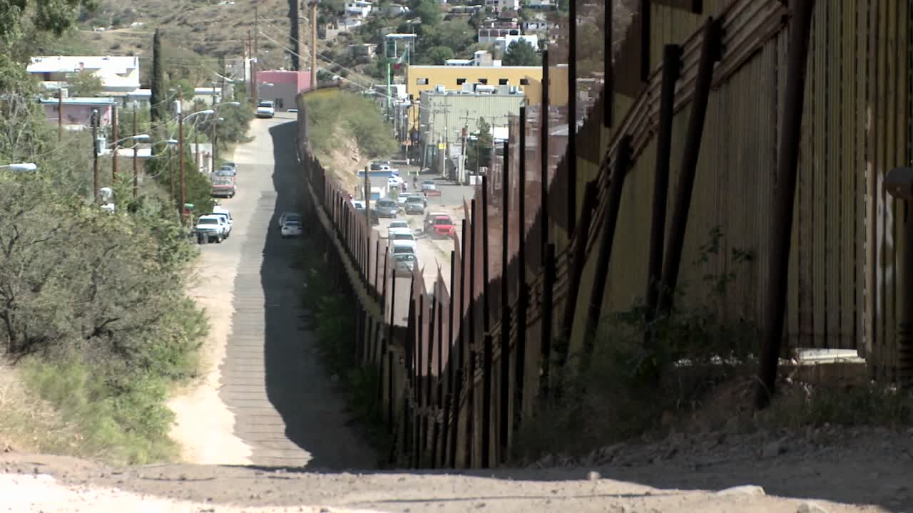 una gran valla separa una comunidad fronteriza