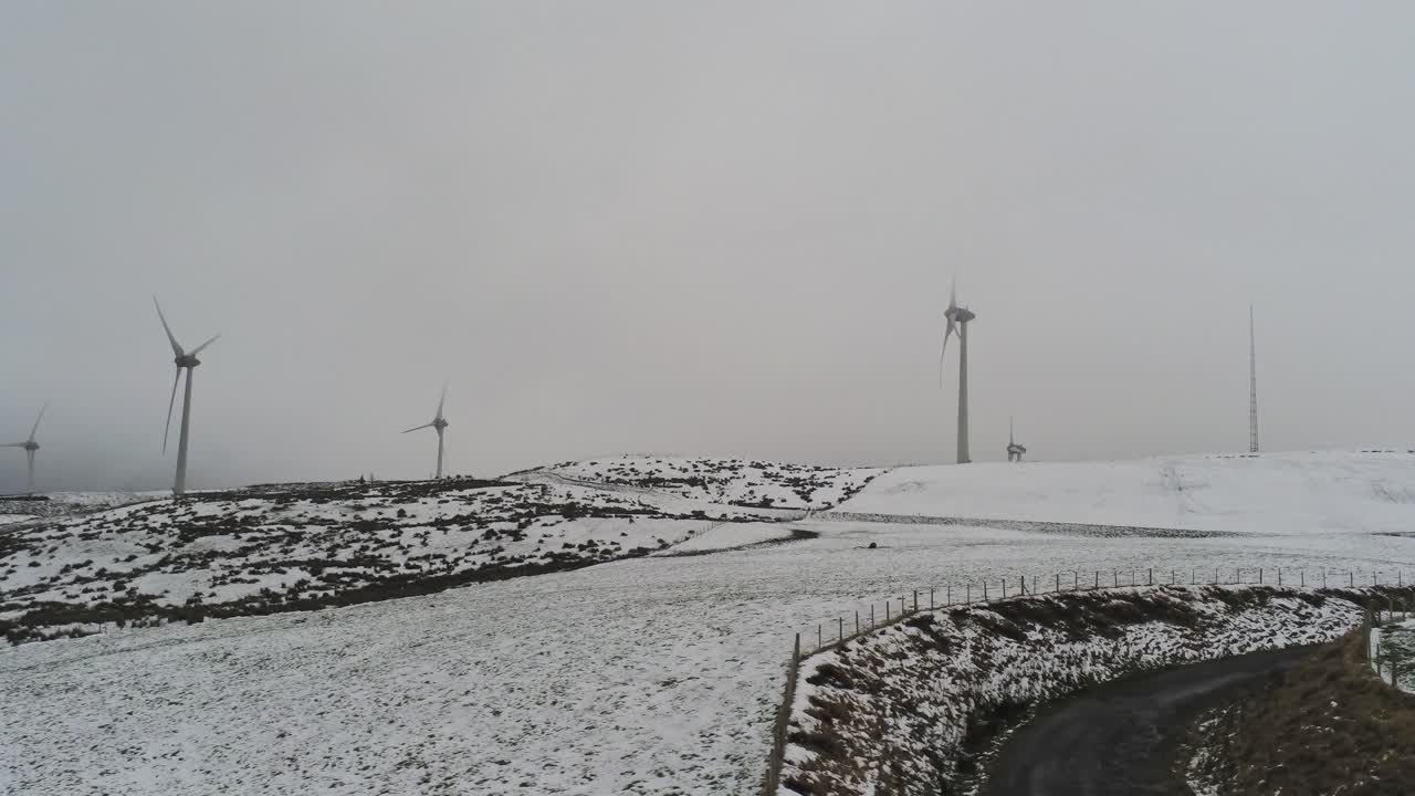 겨울 산 시골 바람 터빈 농촌 고원 공중 상승 왼쪽보기 차가운 눈 덮인 계곡 언덕
