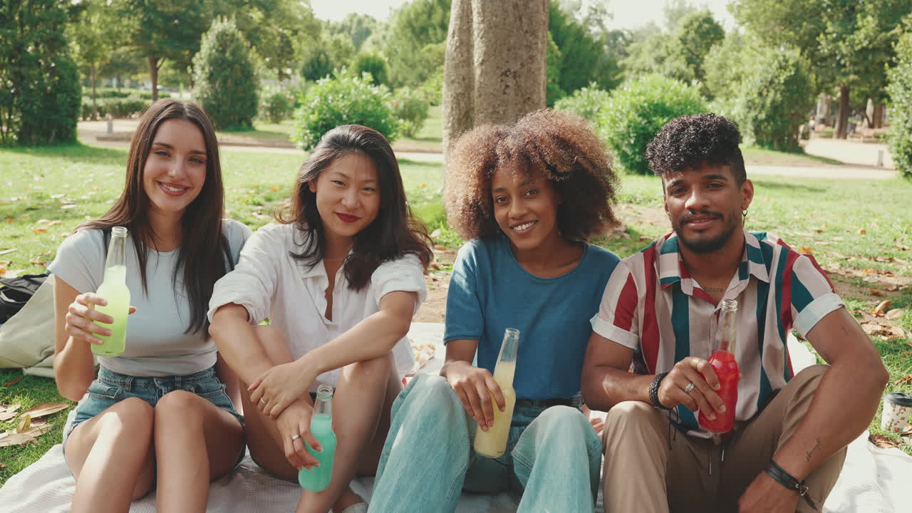 Un groupe d'amis en train de faire un pique-nique.