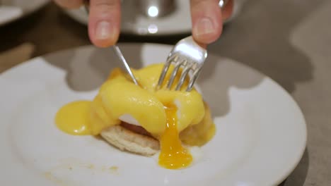 benedicto de huevo en manjar blanco para el desayuno saludable con salsa holandesa y jamón-1