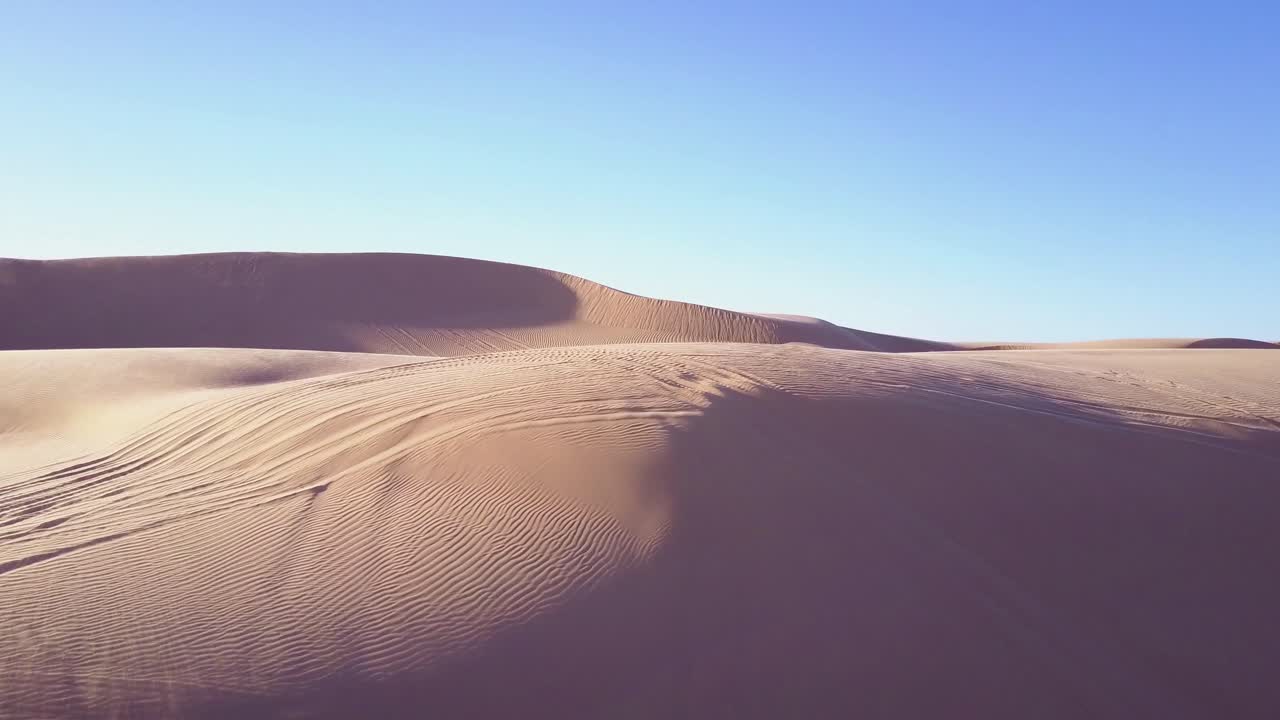 hermoso vuelo aéreo sobre las dunas de arena imperiales en california
