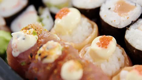 Tablett-Mit-Verschiedenen-Sushi