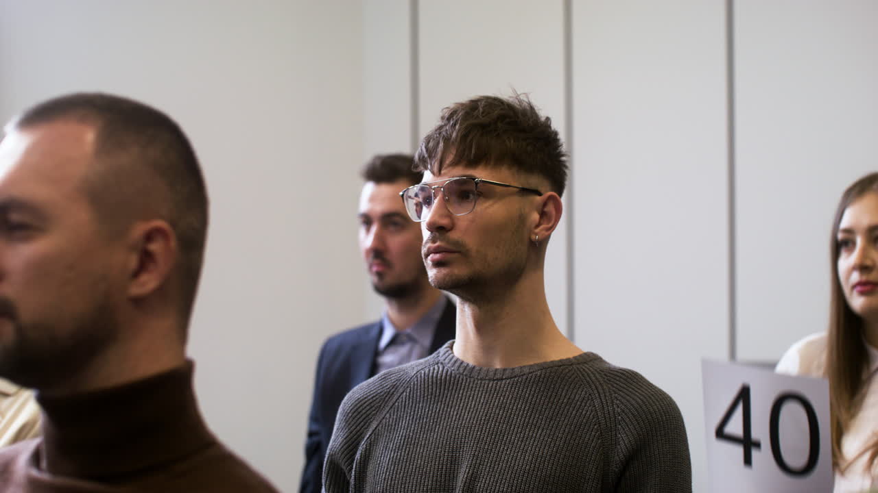 경매 세션에 있는 사람들