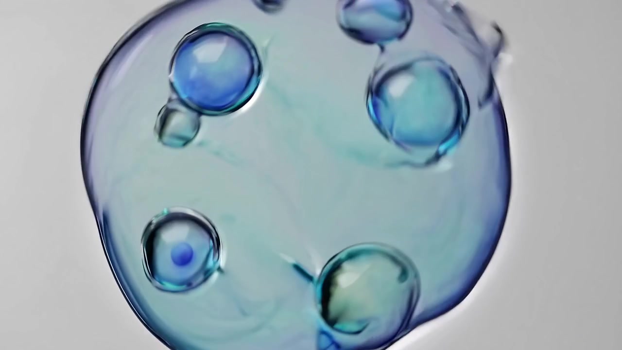 Vista macro astratta di bolle liquide blu e verdi che si fondono.