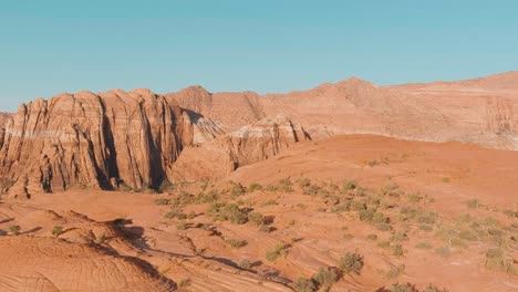 Luftaufnahme-Des-Trockenen-Wüstenklimas-Von-Utah-Mit-Bergen-Am-Horizont