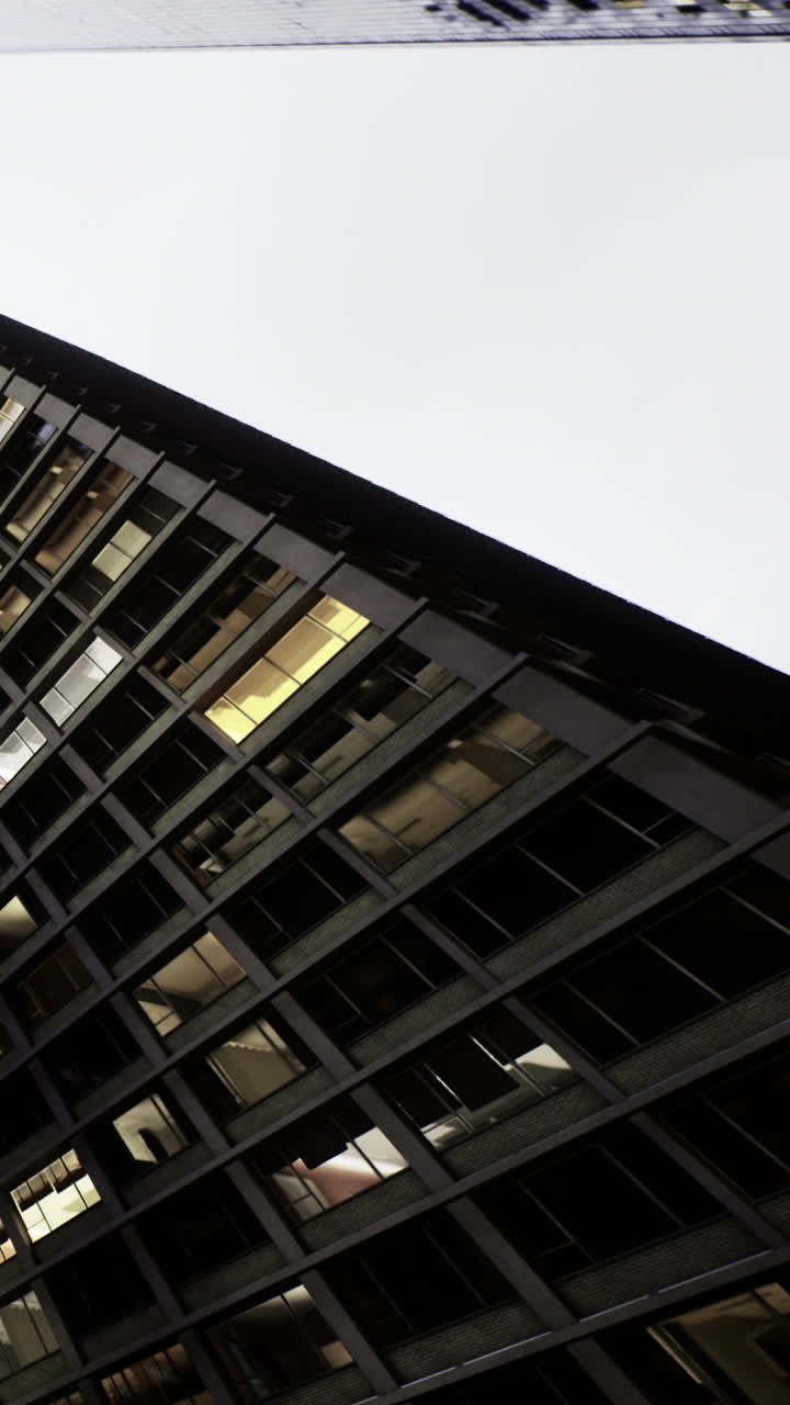 Architettura di un edificio con finestre e riflessi in un paesaggio urbano.