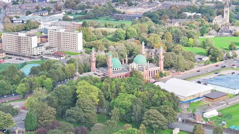 Toma-Aérea-De-Retroceso-De-La-Gran-Mezquita-Y-Los-Bloques-De-Suburbios-En-La-Ciudad-De-Bradford