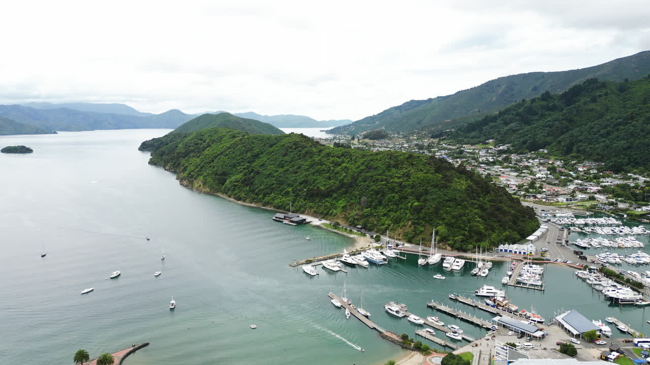enorme muelle de la ciudad de picton en nueva zelanda, vista aérea de drones