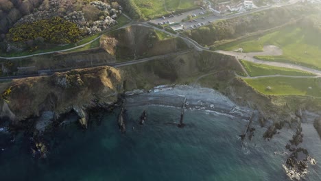 vista aérea de arriba hacia abajo de una playa rocosa en bray durante un día soleado