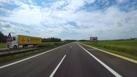 coche timelapse conduciendo en la autopista en alemania