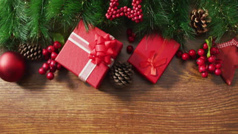 video de decoraciones de navidad con regalos y espacio de copia en fondo de madera