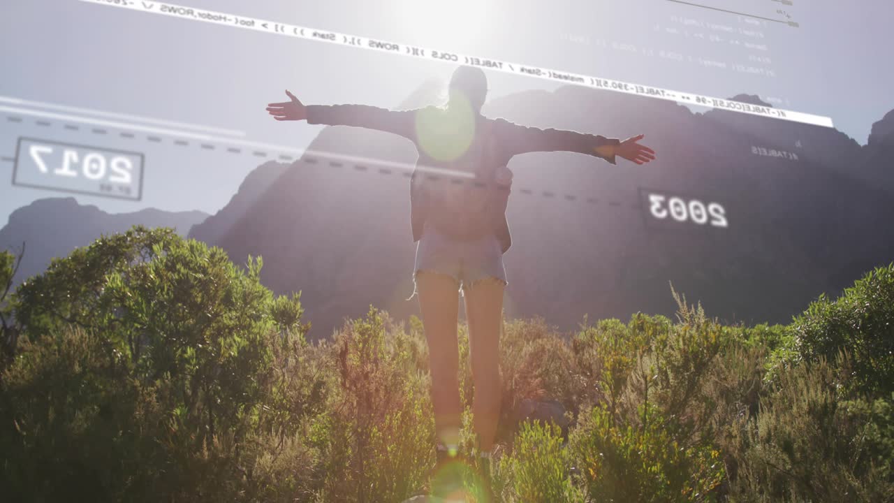 Pendaki berjalan menuju puncak gunung mengaktifkan grafik garis waktu teknologi yang menampilkan data tahunan.
