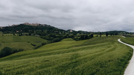 Toma-De-Drone-De-Las-Vastas-Tierras-De-Cultivo-Rurales-De-Italia.