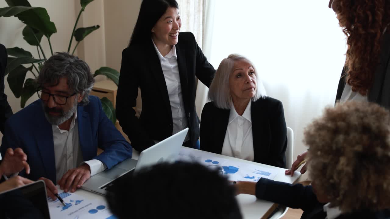 personas de negocios multirraciales que trabajan dentro de la oficina del banco - reunión y concepto de inicio