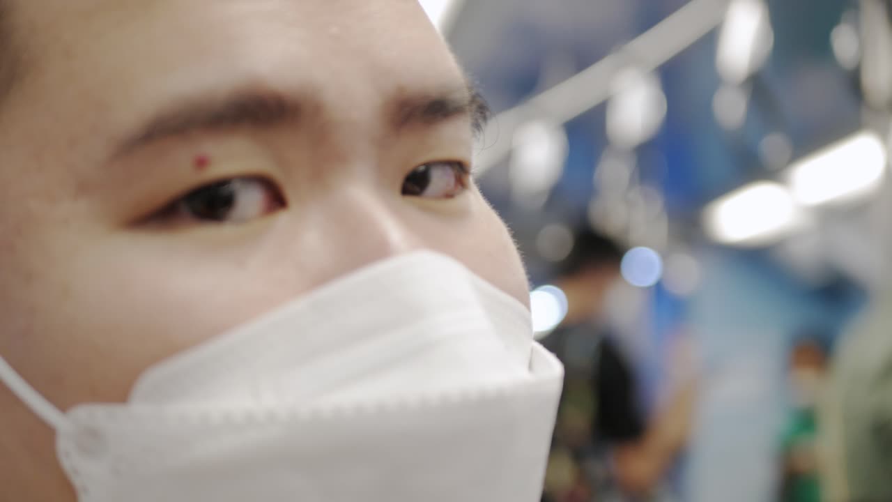 방콕에서 지하철 대중교통을 타면서 마스크를 쓴 남자에게 pov