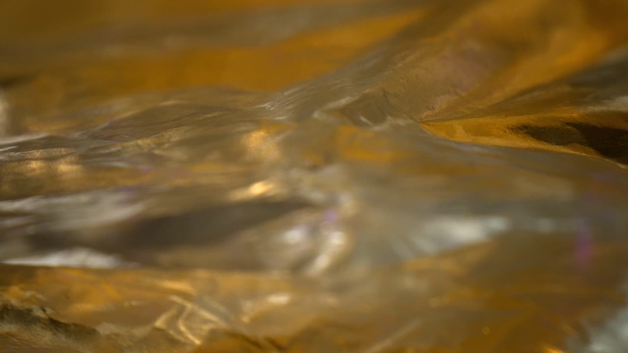 rejilla enfocando dos capas de lámina con las capas superior e inferior moviéndose hacia arriba y hacia abajo