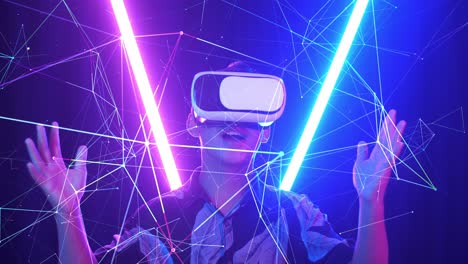 vr, concepto de entretenimiento futurista. niño asiático emocionado usando auriculares de realidad virtual con luz de neón en el fondo