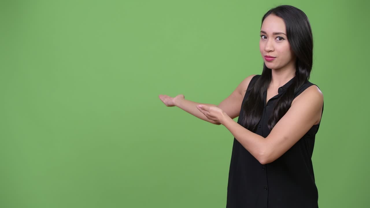 joven y hermosa mujer de negocios asiática mostrando algo