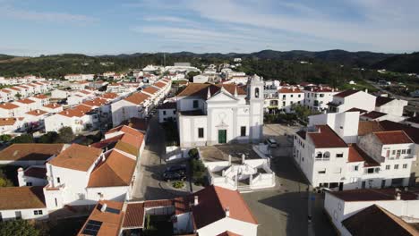 Centro-E-Iglesia-De-Aljezur,-Algarve---Panorámica-Aérea