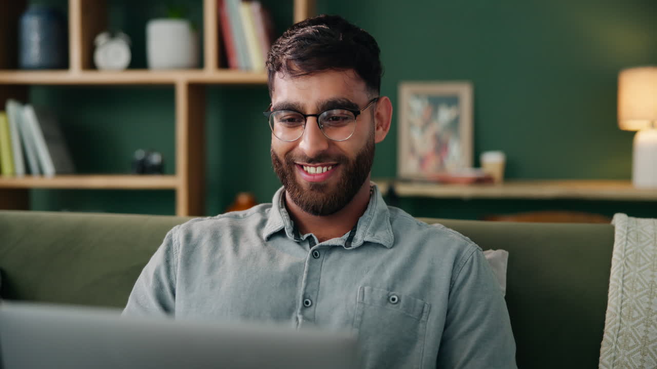 hombre usando una computadora portátil en casa