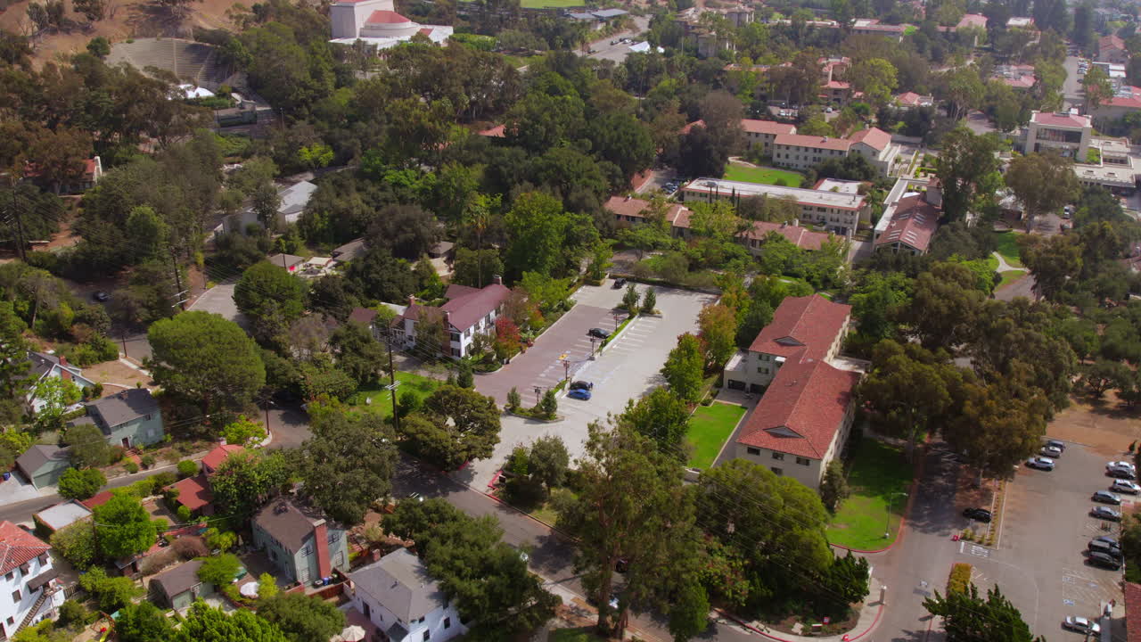 sobrevuelo del hermoso campus de la universidad occidental en un hermoso día de verano en eagle rock en los ángeles, california