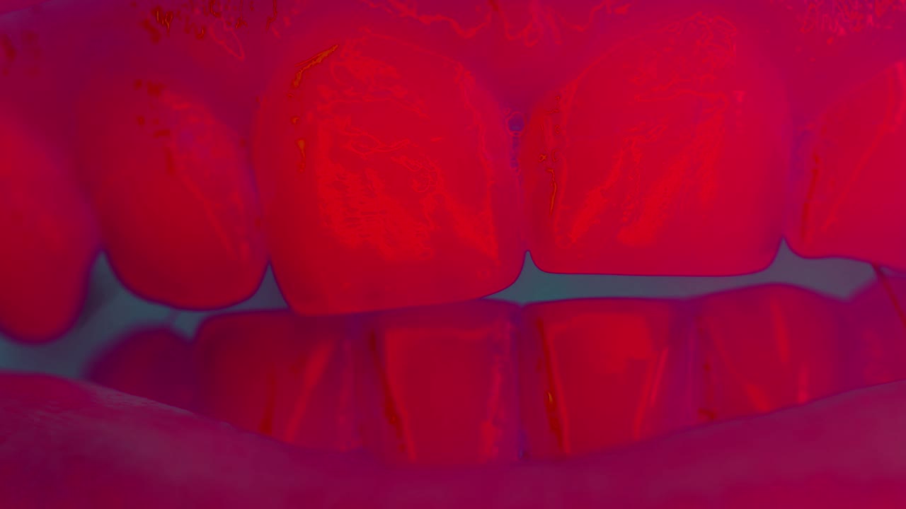 얼굴의 일부를 보여주는 재미있는 스 모션 비디오