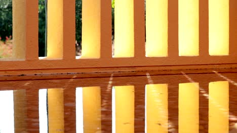 patrones de arquitectura naranja pilares reflejados en la superficie del agua